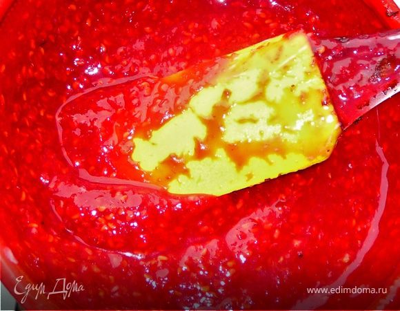 Малину перемыть,обсушить,сложить в блендер и взбить до состояния пюре,затем перетереть через сито,для удаления косточек.Так же поступить и с черникой.Я чернику не перетирала через сито.