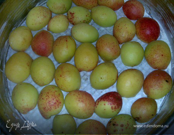 Подготовьте фрукты.Порежьте их дольками, смажьте и посыпьте мукой бисквитнню форму для выпекания.