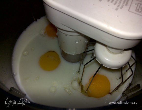 Взбейте яйца, сахар и муку.Постепенно добавьте муку