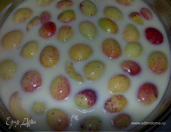 Вылейте приготовленную смесь на фруткы и выпеайте 40мин. при 180С