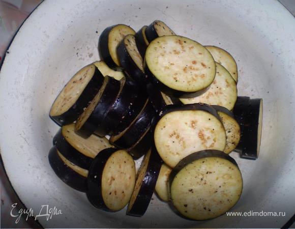 Баклажаны режем кружочками, щедро посыпаем солью и перчиком и оставляем пока в покое