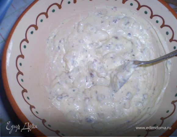 А пока готовим соус. Смешиваем майонез, лимонный сок, сахар, пропущенный через чеснокодавку чеснок и грецкие орехи