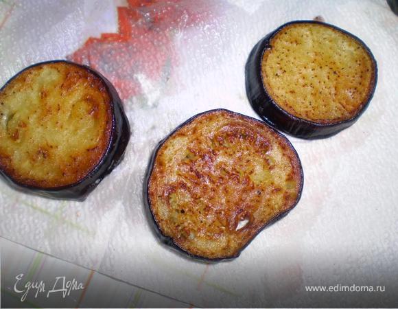 А вот теперь обжариваем баклажаны до золотистого цвета и выкладываем их на бумажное полотенце