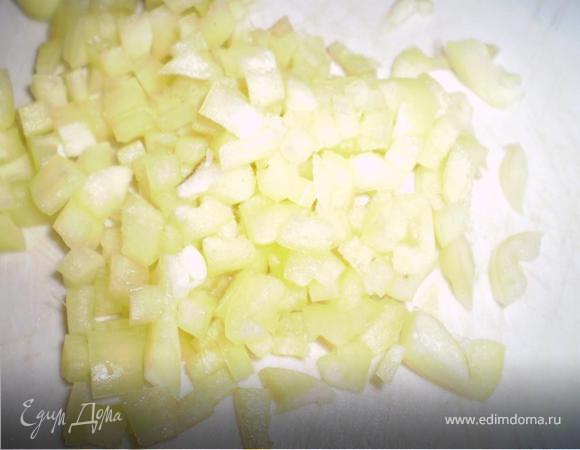 Болгарский перчик нарезаем мелкими кубиками