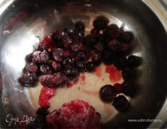 Для соуса замороженную смородину с сахаром и водой довести до кипения. Проварить минут 5. Добавить корицу, мускатный орех. Снять с огня и оставить на теплой плите.