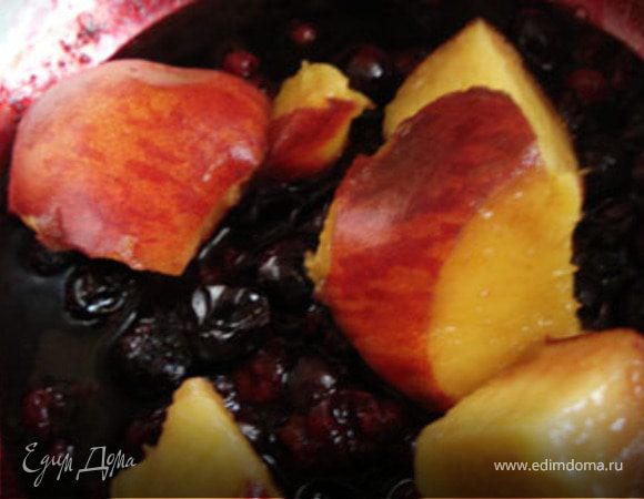 Персик порезать на кусочки. Добавить его к соусу.