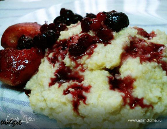 При подаче на стол пшенную кашу полить соусом.