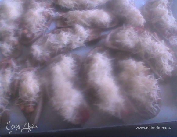 "Тушенку" из шага №7 разложить по запеченным баклажанам, сверху немного майонеза, присыпать обильно сыром и запекать в духовке примерно 5-7 мин. (до расплавленности сыра).