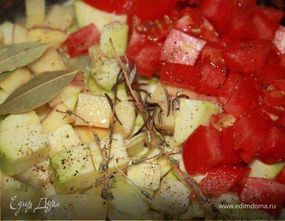    Кабачки и картофель освобождаем от кожицы. При желании, помидоры тоже можно залить кипятком и снять с них кожицу, но я так не делаю)))
   Далее, кабачки, картофель, томаты нарезать кубиками. 
   Все ингредиенты рецепта выложить на сковороду с оливковым маслом. 
   Перемешать, залить водой (можно сначала один стакан, а потом в процессе готовки по необходимости добавлять еще воду), закрыть крышкой и тушить до готовности,периодически помешивая. Сок не должен выпариваться полностью, небольшое его количество должно оставаться на донышке сковороды.
   Выкладываем на тарелки, при желании можно украсить капельками оливкового масла и полить соком от рагу.
   Приятного аппетита!!!
