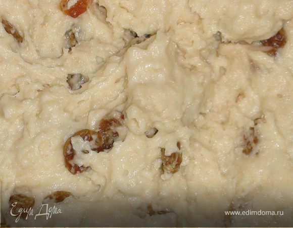 Сливочное масло, ванилин и сахар растопить в молоке. Замочить изюм в кипятке на 2-3 минуты, промыть, просушить. Муку смешать с солью, дрожжами. Остывшее молоко и изюм добавить в муку и замесить тесто. Оставить на 5-10 минут, ещё раз вымесить, оставить минимум на 40 минут (максимум до 2 часов).