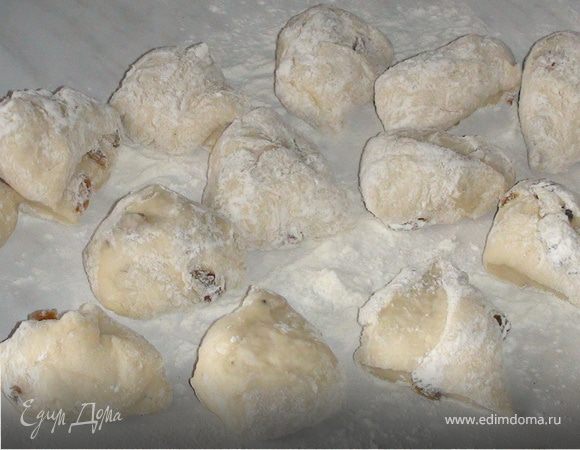 Выложить тесто на рабочую поверхность, разделить на части.