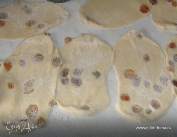 Раскатать в длинные лепёшки.