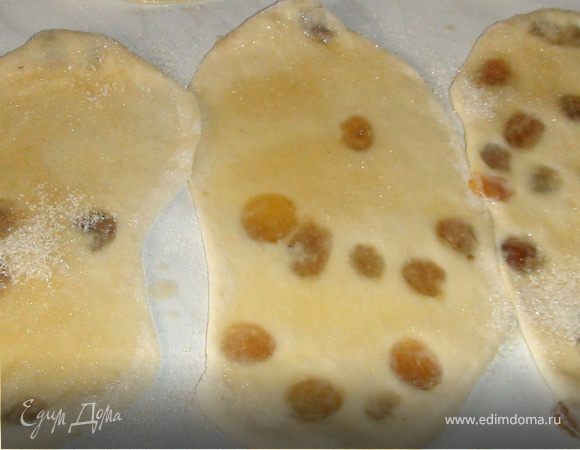 Смазать одну сторону растопленным сливочным маслом и посыпать сахаром.