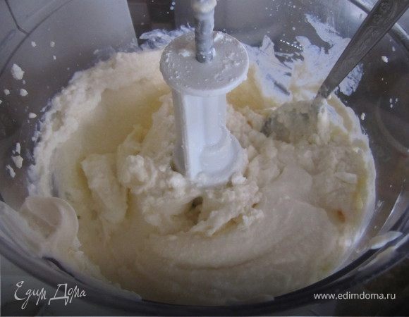 Творог, сметану, сахар взбить в блендере.