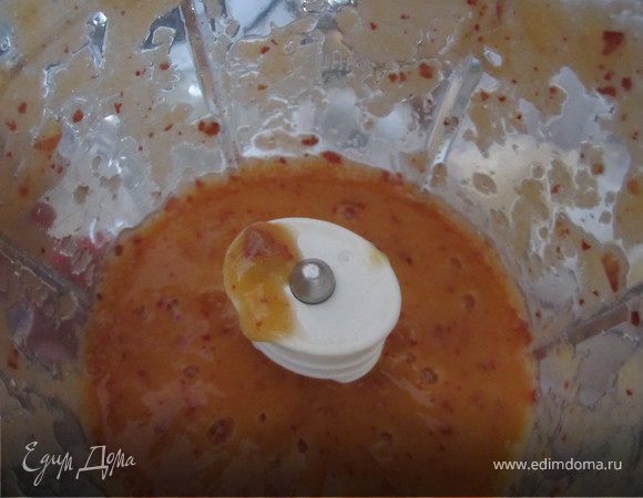 Персики вымыть, удалить косточку. Измельчить в блендере до состояния пюре.