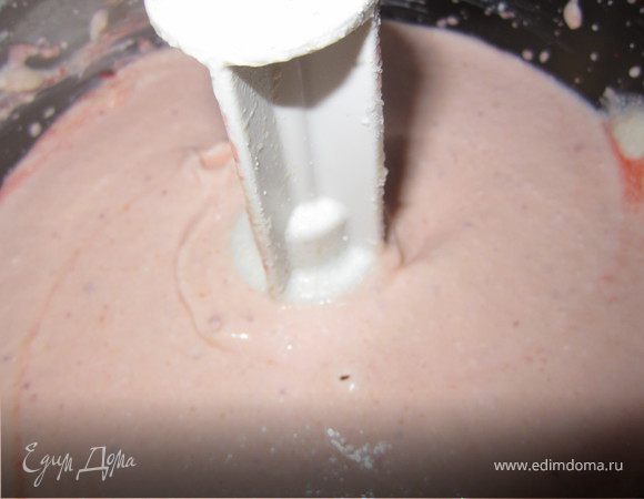 Добавить персиковое пюре к творогу.
Хорошо взбить.