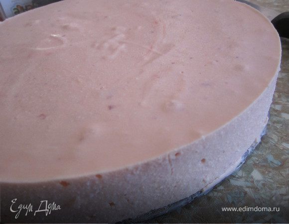 Дно разъемной форма закрыть пищевой пленкой.
Вылить суфле в форму.
Поставить в холодильник на 2-3 часа.