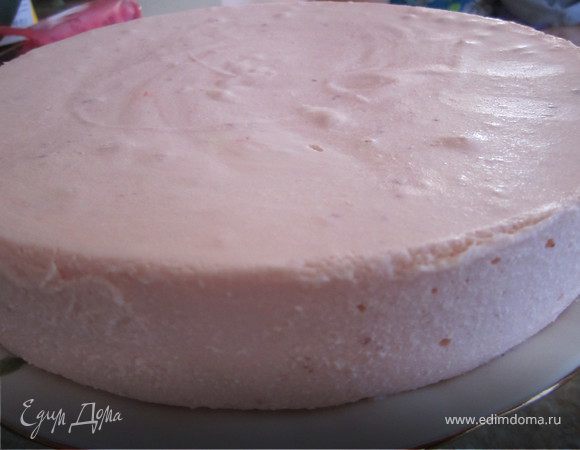 Достать из холодильника, по бортикам формы, аккуратно пройтись тонким ножам. Выложить суфле на блюдо.