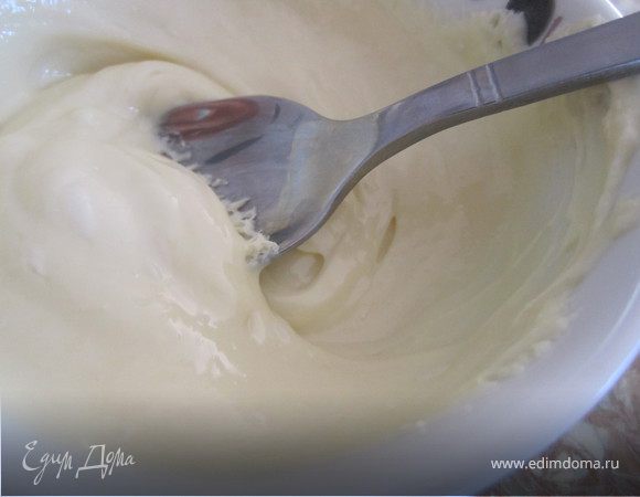 Растопить белый шоколад.