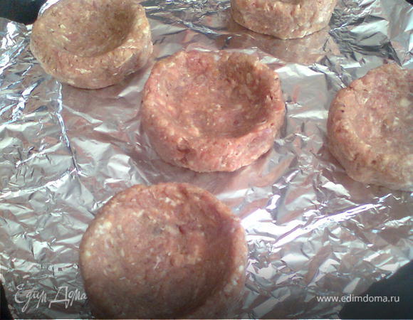 Мясо пропускаем через мясорубку с луком,солим перчим и добавляем яйцо, молоко,хорошенько перемешиваем,на противень кладем фальгу и из фарша сформировываем гнёзда