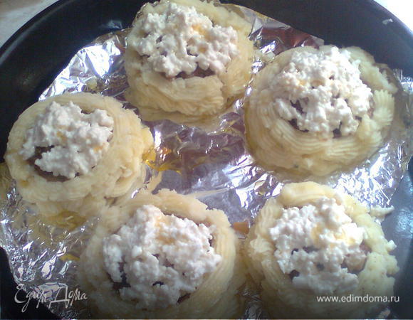 затем преступаем к готовке блюда в печку)))
в гнёзда,которую мы сформировали кладём начинку,по кругу из кулинарного шприца ведём пюре,а в конце на гнездо натираем сыр(лучше голландский,у меня был обычныйюкоровий и нечего,вкусно было),и в конце отправляем в духовку на 30-40 минут,смотря как готовит ваша печь)))
очень вкусно. 