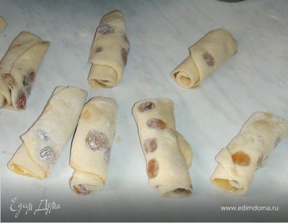 Свернуть в трубочку, сложить её пополам и разрезать по середине, немного вывернуть.