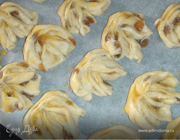 Накрыть полотенцем, дать подняться, 30-40 минут. Разогреть духовку до 220-240 градусов. 