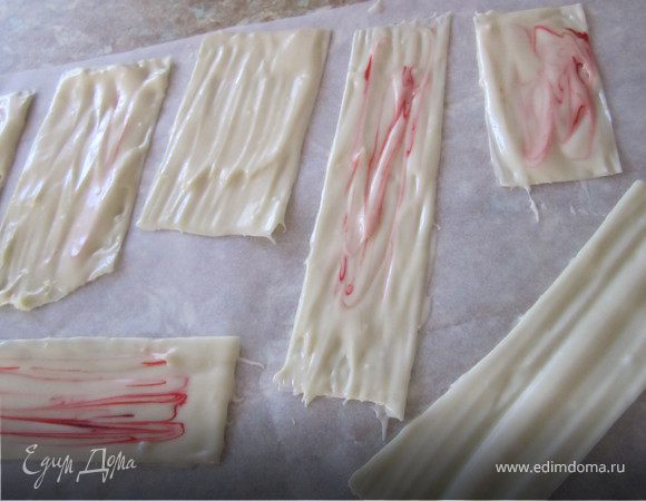 Переложить полоски с шоколадом на чистый пергамент.
Поставить в холодильник на 5-10 минут.