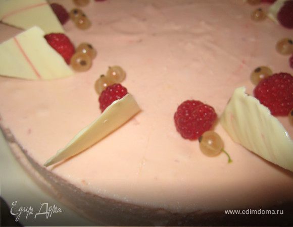 Снять шоколад с пергамента. Аккуратно разрезать на кусочки и украсить ими торт.
По желанию можно добавить ягоды и мяту.