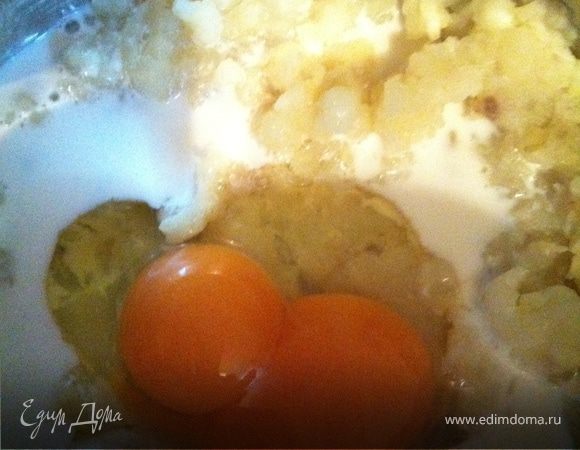 Из картофеля приготовить пюре, но если в обычном варианте я люблю пюре густое, чтоб ложка стояла, то тут я предпочла воспользоваться комбайном. Мне нужна не крутая, а скорее жидкая маса. Пюре делаю на сливках и с добавлением 1 сырого яйцы, взбиваю до бархатной консистенции.