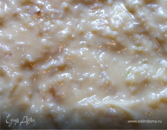 Смешиваю лук с пюре и выливаю на подготовленное тесто, отправляю в разогретую до 200С духовку минут на 30.