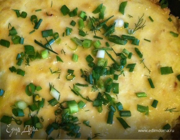 Вынимаю, даю остыть, чтоб хорошо вынимался пирог из формы, посыпаю укропом и зеленым луком и подаю! Вкусно, сытно, быстро! Приятного аппетита!