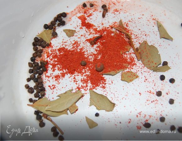 Специи смешать и залить кипятком, попробовать на соль. Я солю всегда на глаз. Так что это мне лично важно.