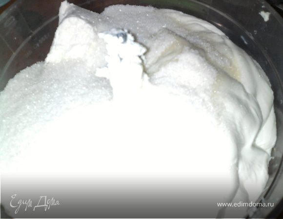 Делаем суфле.
Желатин замочить в 100 мл. горячей воды.
Творог, сметану и сахар взбить в блендере.