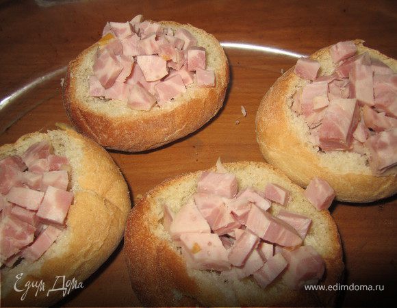 У булочек срезать верхушку. И аккуратно достать мякиш, что бы получилась маленькая, булочная лодочка.)))
Мясо порезать кубиками.
Заполнить им булочки.