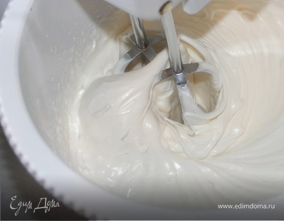 Разогреваем духовку до 190С.Шоколад растопить на паровой бане со сливками.Яйца взбить с сахаром в пышную пену(не менее 10мин).