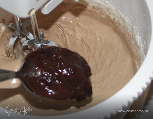 Уменьшить обороты и быстро добавить остывший шоколад.Несколько оборотов и выключаем миксер.