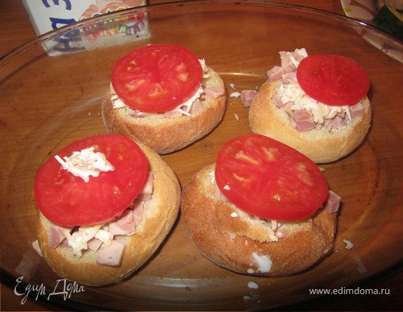 Помидоры нарезать кружочками.
Выложить на булочки.