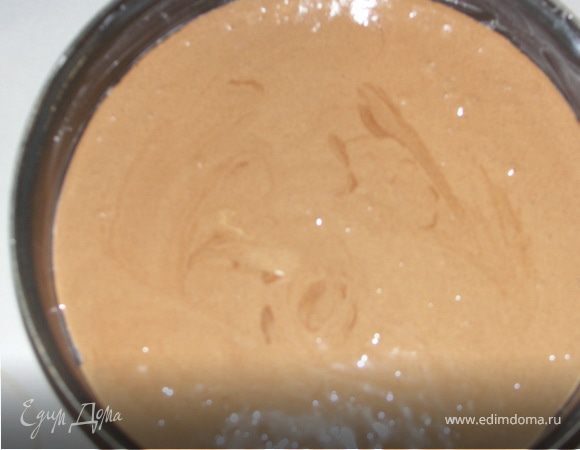 Форму(у меня 25см)смазать сливочным маслом.В тесто быстро и аккуратно лопаткой вмешиваем муку.Выливает тесто в форму и выпекаем в разогретой духовке 15-18мин.