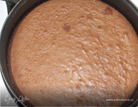 Готовый корж оставляем остывать..