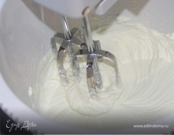Холодные сливки с сахарной пудрой взбиваем до загустения.Добавляем постепенно творожный сыр.