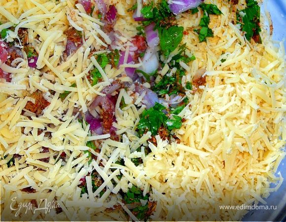 В получившийся фарш добавить 2 мелко рубленных зубчика чеснока,порезанный на мелкие кубики лук(половину головки),пол столовой ложки рубленного базилика,тертый твердый сыр,яйцо,мелко рубленной петрушки,около пол ст.ложки.Хорошо перемешать.