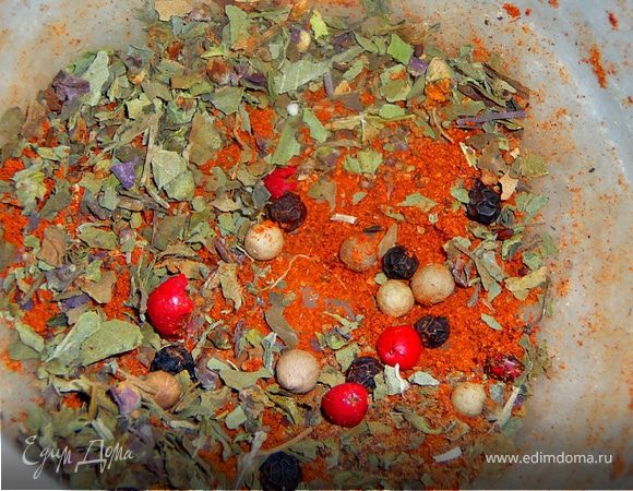 В ступе смолоть перец горошком,сухую паприку,сухой майоран,мускатный орех,сухой базилик,кусочек не большой сухого чили,буквально 1 см..Все хорошо смолоть и перемешать.Если у вас есть все это молотой то просто замечательно,добавляйте все в фарш в небольшом кол-ве,по чуть-чуть.У меня просто бздык,я обожаю только что смолотые специи и травы,у них какой то другой более свежий,насыщенный аромат.По-этому держу все травки и специи в герметично закрытых баночках.