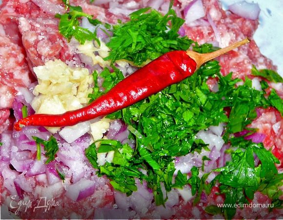 Смешав все специи,добавляем их в фарш.(Оставьте не большое кол-во специй для соуса).