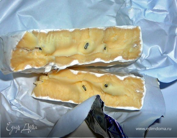 Сыр с плесенью натереть на крупной терке.