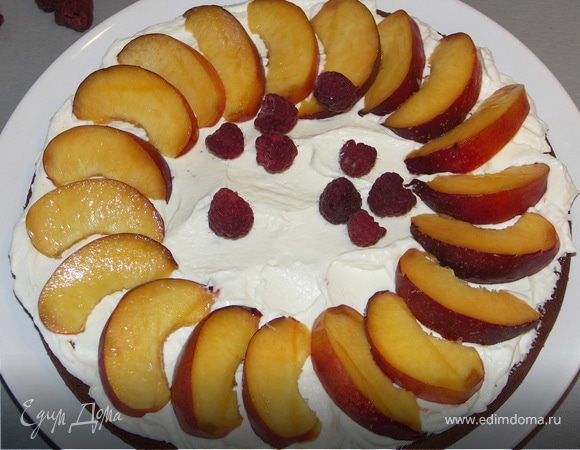 Нектарины нарезаем на дольки.На корж выкладываем крем.Сверху произвольно нектарины и малину.