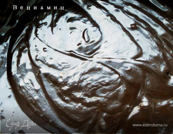 На водяной бане растопить шоколад, добавить бренди/коньяк, имбирный сок и малиновый сироп, размешать.