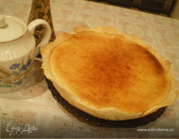 Порубить муку с маслом, добавить немного холодной воды, вымесить тесто и тонко раскатать. Уложить тесто в форму. Смешать творог с подогретым медом, добавить сахар, взбитые яйца, корицу, выложить в форму и печь в духовке на среднем жару 35 минут. Перед подачей присыпать корицей.