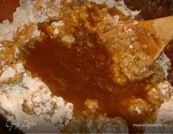 Муку просеять и смешать с овсяными хлопьями. Масло растопить и смешать с сахаром. Влить масло с сахаром в овсяную смесь, смешать вначале с помощью деревянной ложки, а затем вымесить руками.