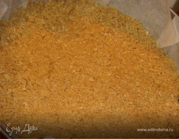 затем оставшуюся часть теста и  осторожно утрамбовать. 
